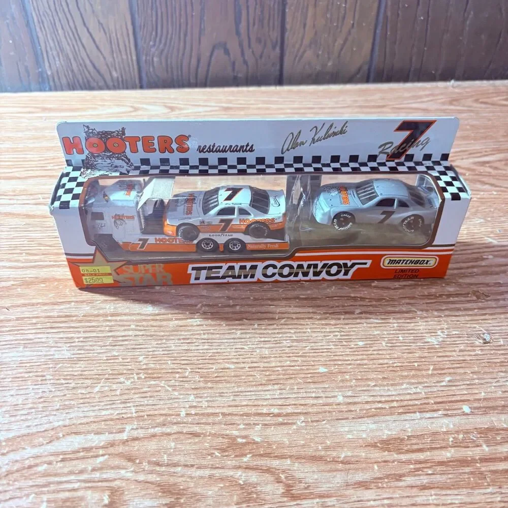 1993 Matchbox Hooters Racing #7 Alan Kulwicki Limited Edition, New in box